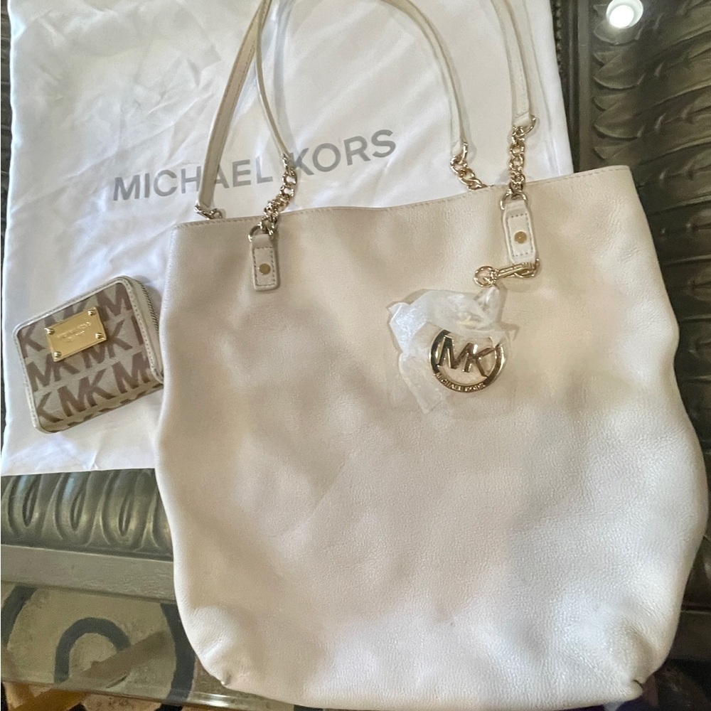 Michael Kors Cream Leather Tote & Wallet w/Dust Cover Gold MK Charm NWOT